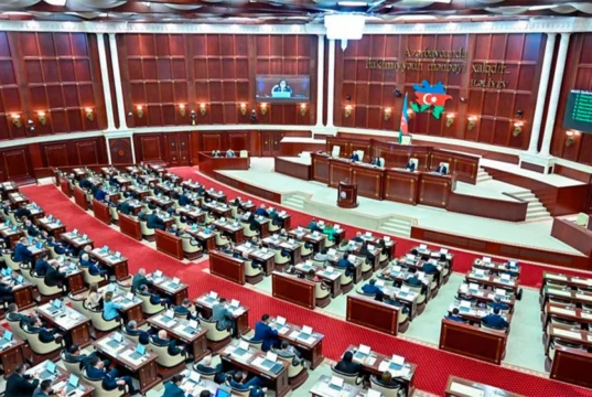 Azərbaycanda sosial şəbəkələrlə bağlı yeni qanun layihəsi: 16 yaşdan kiçiklərə giriş qadağası, tələbləri pozan platformalara sərt cəzalar