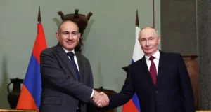 Putin Paşinyanı ad günü münasibətilə təbrik edib. Onlar Aİİ sammitinin yekunları barədə də danışıblar