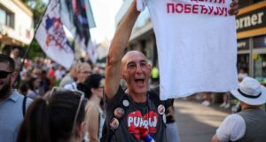 Vuçiçin istefa vədinə baxmayaraq serblər aksiyaları davam etdirirlər