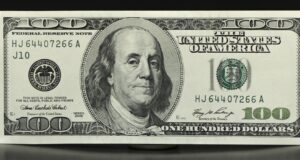 Əhalinin əmanətlərində dolların payı azalıb