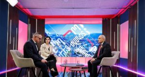Paşinyan: Rusiya ilə bağlı sanksiya riski sərmayəçiləri Ermənistanın dəmir yolu layihələrinə vəsait yatırmaqdan çəkindirir
